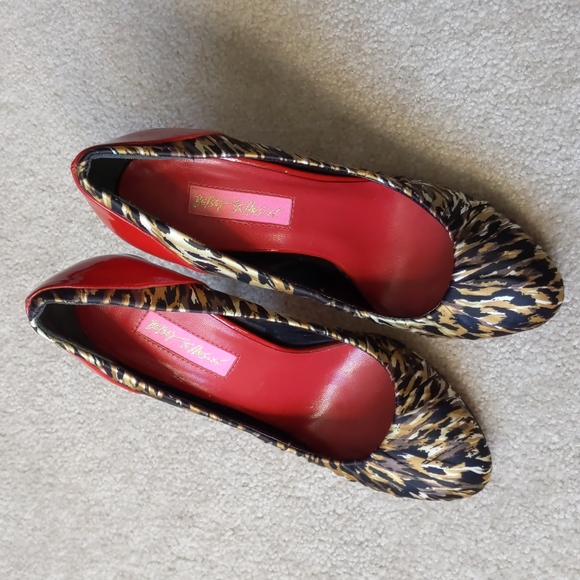 Betsey Johnson Heels, size 7.5, Animal Print and Red - Picture 2 of 7